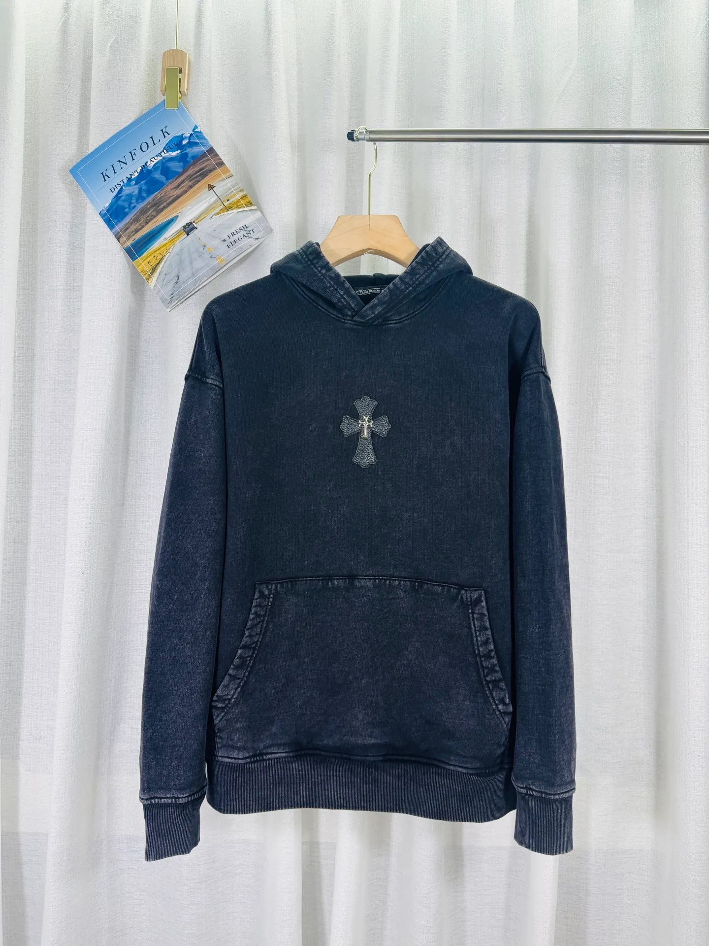 P330 top version, real shot without P, ​​different from market currency) 𝗖𝗵𝗿𝗼𝗺𝗲 𝗛𝗲𝗮𝗿𝘁𝘀/Cro Heart 2025 washed and burned flower patch embroidered autumn and winter new original single counter American veneer 3D three-dimensional couple casual hooded sweatshirt 👑The highest version! Customized fabric 480g tripe terry fabric! American acid-washed and distressed original fabric, laser burning + leather embroidery, exquisite embroidery of letters! The best-selling model in the counter, very comfortable to wear. Accessories: original molded and authenticated collar label➕100% silk wash label. Genuine purchase-grade original hangtag➕matching hanging rope➕3D hanging beads➕original packaging bag. Craftsmanship: The original version has consistent wiring! The highest version of the armhole matching technique! Color: Black Green Size: S M L XL Style No.: 9337